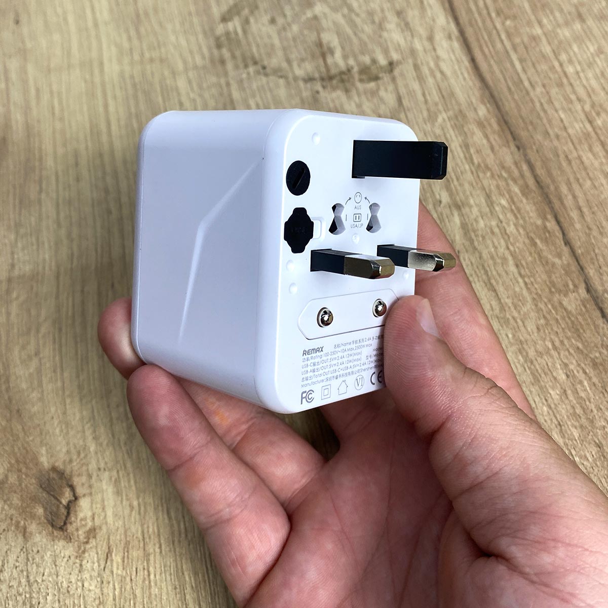 RP-U23™ |Adaptador Enchufe Universal